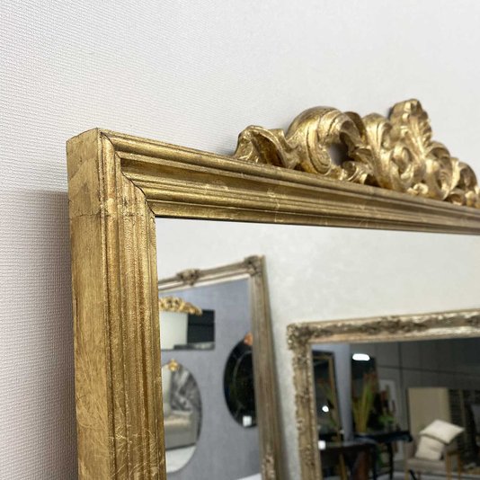 Espelho Clássico com Moldura em Madeira Dourada Folheada à Mão: Elegância e Luxo