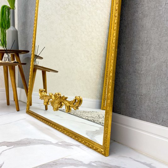 Espelho Clássico Presenza com Moldura Folheada à Mão: Toque de Luxo para sua Decoração