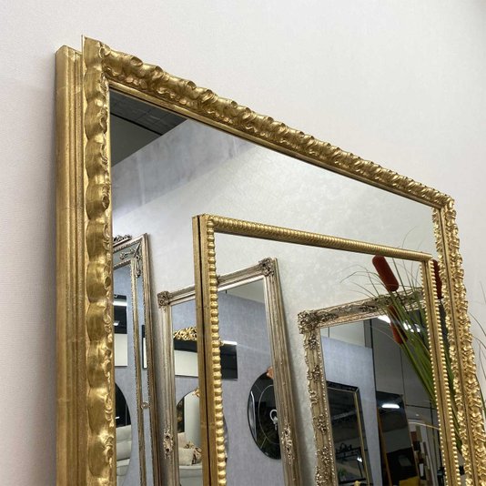 Espelho Clássico com Moldura Folheada Dourada: Elegância para o seu Ambiente
