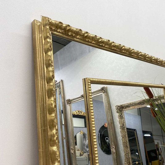 Espelho Clássico com Moldura Folheada Dourada: Elegância para o seu Ambiente