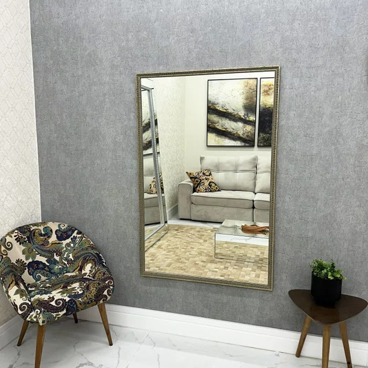 Espelho Clássico com Moldura Prata Envelhecida Gravada: Design com Elegância