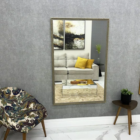 Espelho Clássico com Moldura Prata Envelhecida Gravada: Design com Elegância