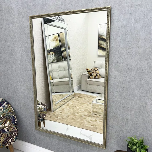 Espelho Clássico com Moldura Prata Envelhecida Gravada: Design com Elegância