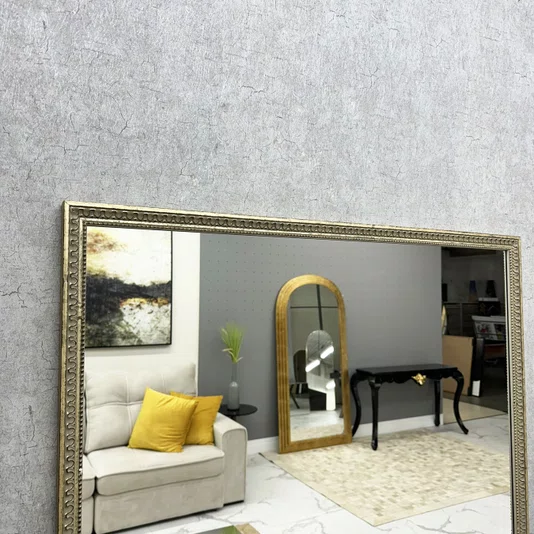 Espelho Clássico com Moldura Prata Envelhecida Gravada: Design com Elegância