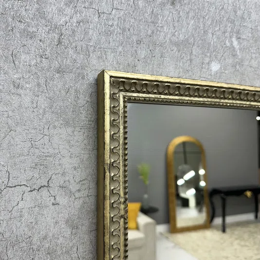 Espelho Clássico com Moldura Prata Envelhecida Gravada: Design com Elegância