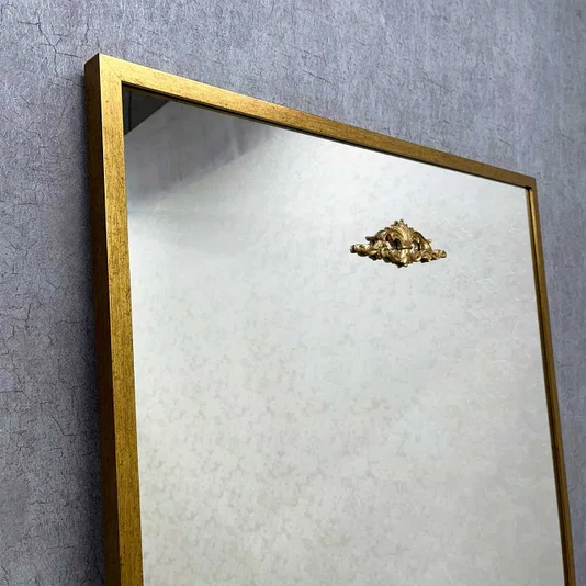 Espelho Clássico Decorativo com Moldura e Apliques Dourados