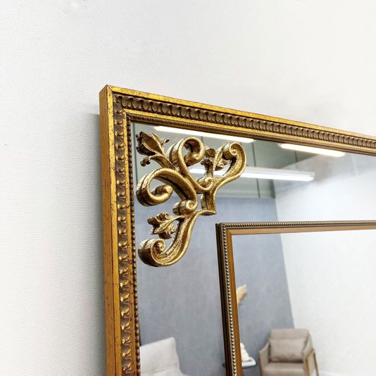 Espelho Clássico Sophistiqué Dourado com Apliques Folheados - Elegância e Sofisticação