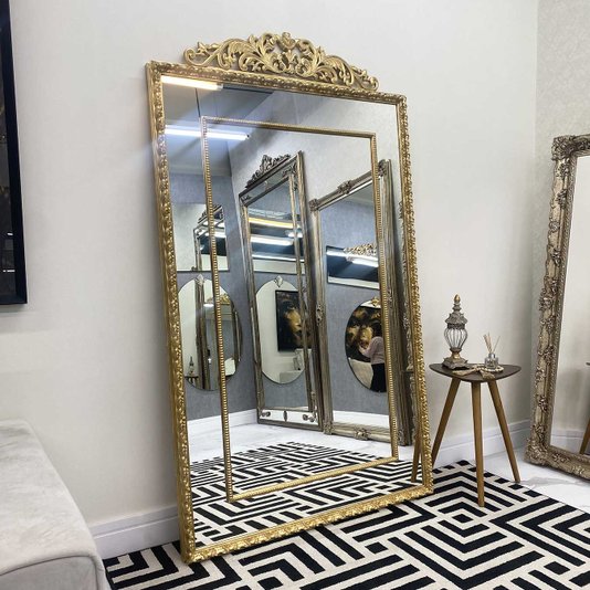 Espelho Clássico Dourado com Moldura Gravada Elegância e Requinte para o seu Lar