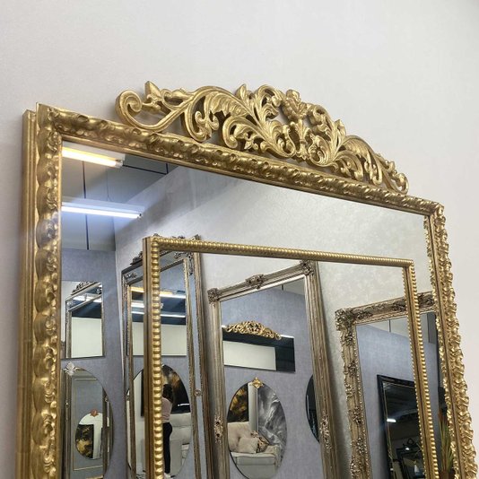 Espelho Clássico Dourado com Moldura Gravada Elegância e Requinte para o seu Lar