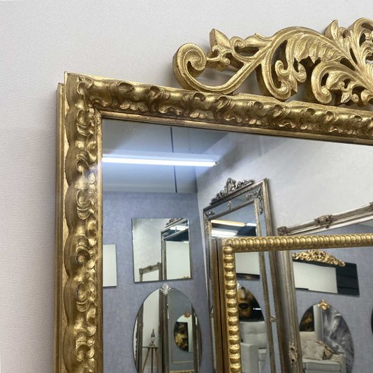Espelho Clássico Dourado com Moldura Gravada Elegância e Requinte para o seu Lar