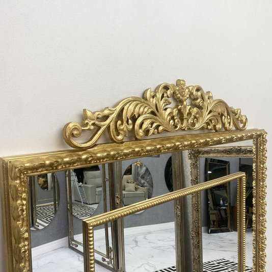 Espelho Clássico Dourado com Moldura Gravada Elegância e Requinte para o seu Lar
