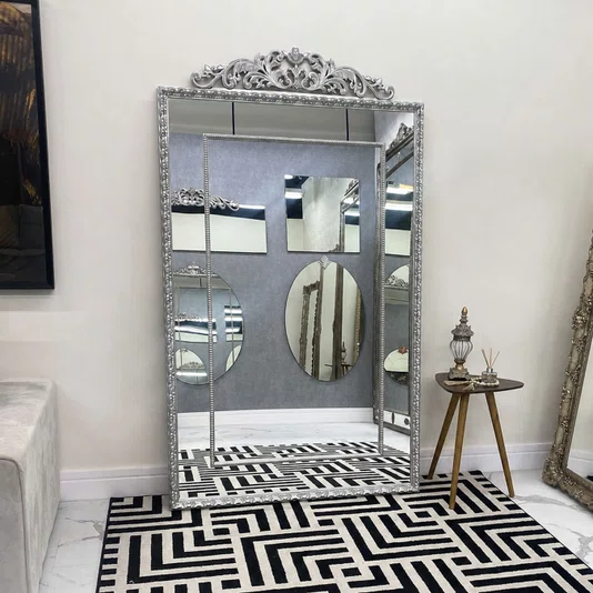Espelho Clássico Dourado com Moldura Gravada Elegância e Requinte para o seu Lar