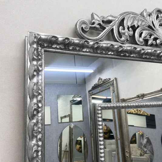 Espelho Clássico Dourado com Moldura Gravada Elegância e Requinte para o seu Lar