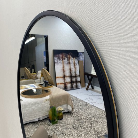 Espelho com LED Redondo e Moldura Preta Laqueada: Elegância e Versatilidade para sua Decoração