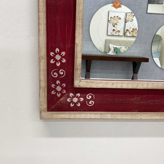 Espelho com Moldura Branca e Vermelha com Detalhes Florais