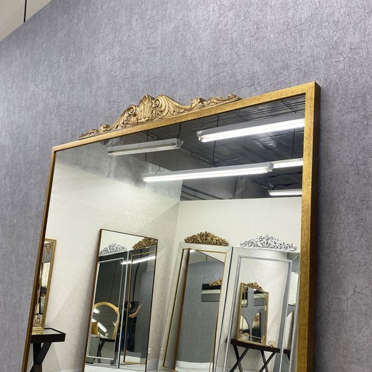 Espelho com Moldura Dourada Estilo Clássico - Sofisticação e Elegância Atemporal