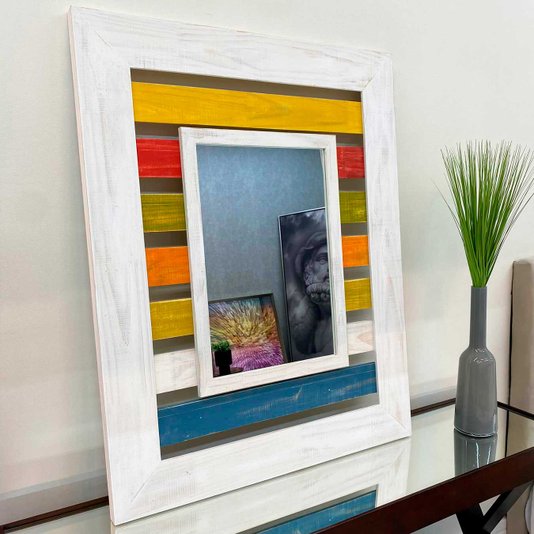 Espelho Decor com Moldura Branca e Várias Cores ao Fundo Rústico