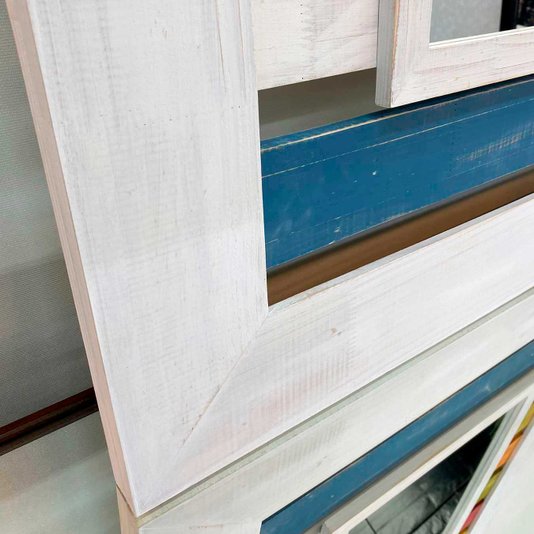 Espelho Decor com Moldura Branca e Várias Cores ao Fundo Rústico