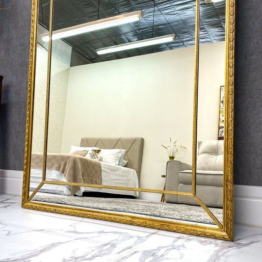Espelho Decorativo Clássico Grandeza com Moldura Dourada: Elegância Folheada à Mão