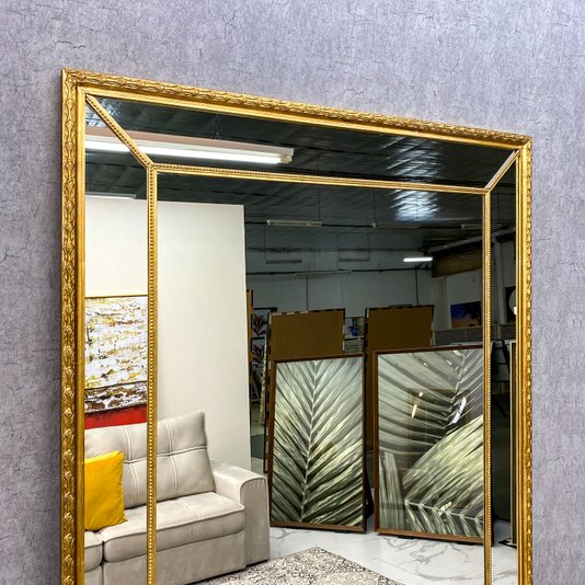 Espelho Decorativo Clássico Grandeza com Moldura Dourada: Elegância Folheada à Mão