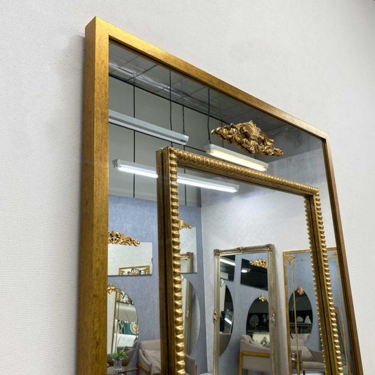 Espelho Decorativo Clássico com Moldura e Apliques Dourados