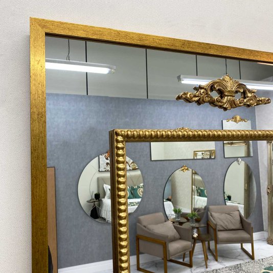 Espelho Decorativo Clássico com Moldura e Apliques Dourados