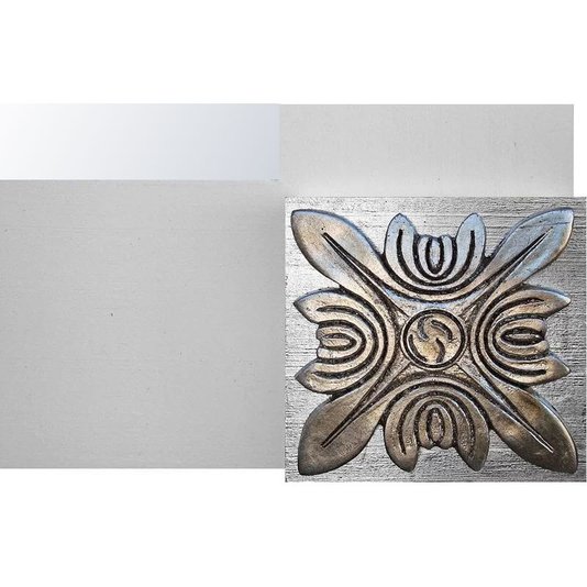 Espelho Decorativo com Moldura Branca e Apliques Prata