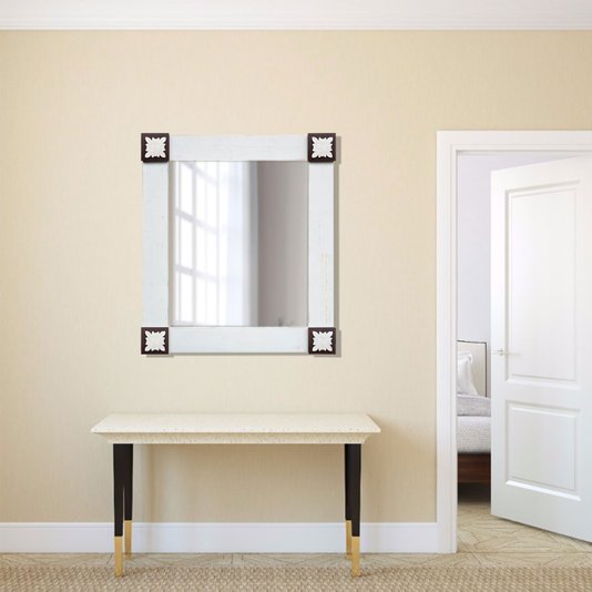 Espelho Decorativo com Moldura Branca Provençal e Apliques