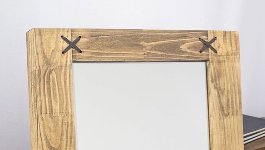 Detalhes: moldura com acabamento natural tingido e detalhes em "X" de corano.
