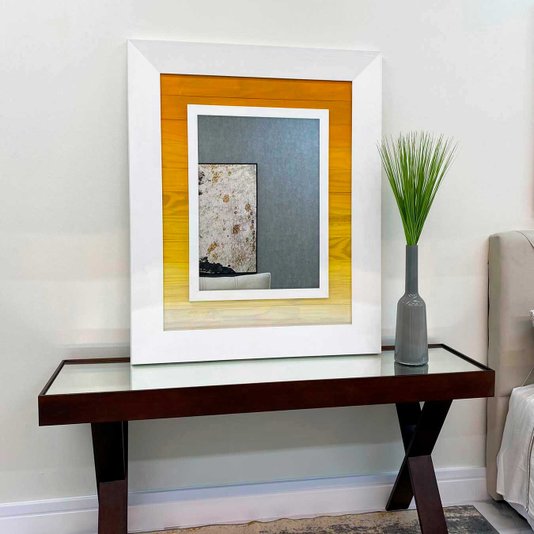 Espelho Decorativo com Moldura Branca com Amarelo Rústico