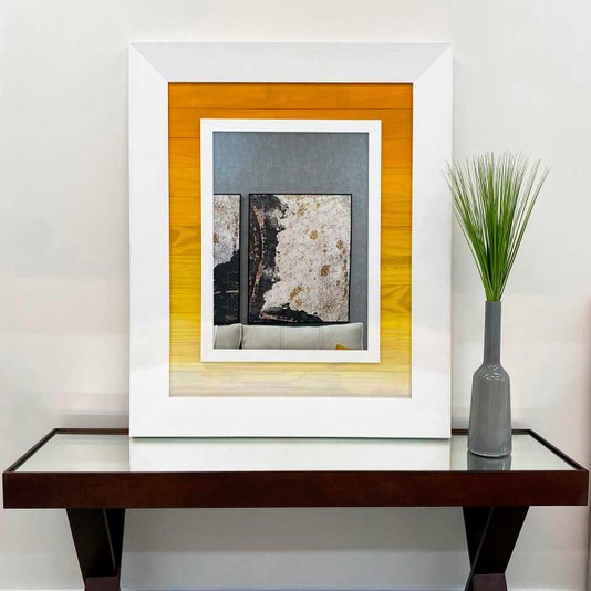 Espelho Decorativo com Moldura Branca com Amarelo Rústico