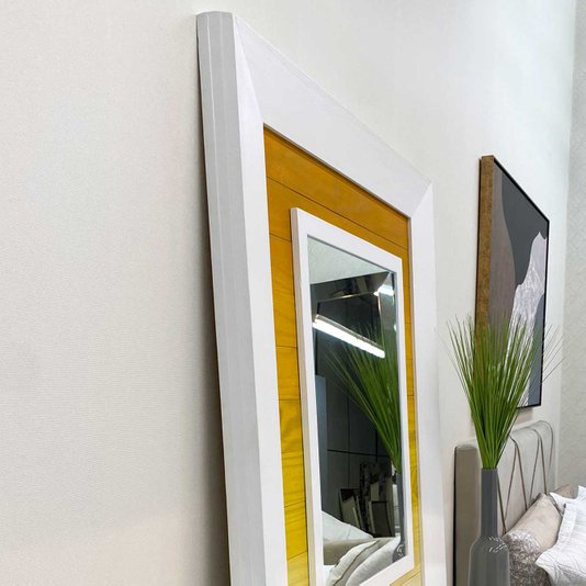 Espelho Decorativo com Moldura Branca com Amarelo Rústico