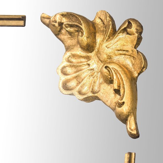 Espelho Decorativo com Moldura Dourada Clássica e Apliques Dourados