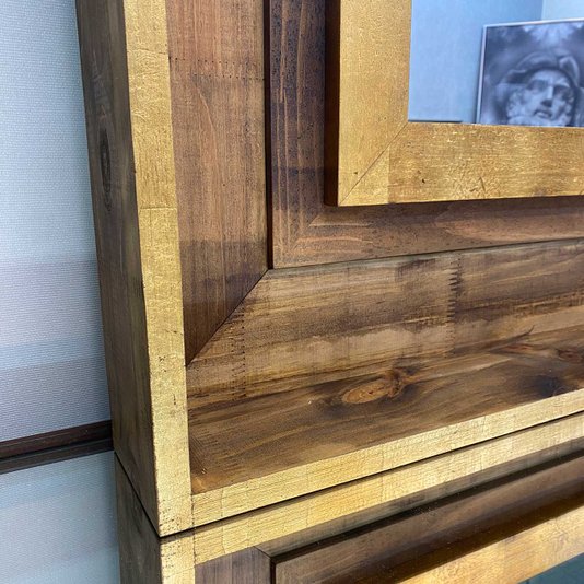 Espelho Decorativo com Moldura Marrom com Detalhes em Folha de Ouro