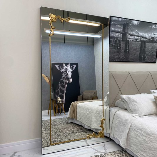 Espelho Decorativo Moderno com Borda Infinita e Apliques Dourados