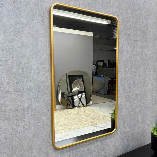 Espelho Decorativo Retangular com Cantos Arredondados e Moldura Dourada