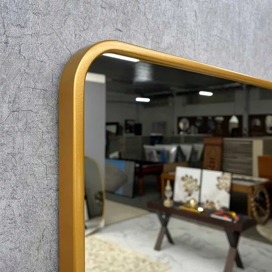Espelho Decorativo Retangular com Cantos Arredondados e Moldura Dourada