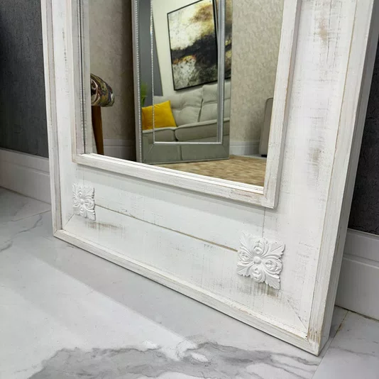 Espelho Decorativo Rústico com Moldura Branca Estilo Provençal com Apliques