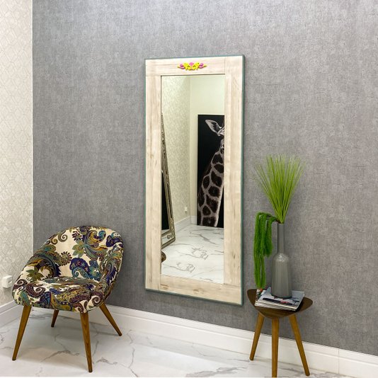 Espelho Decorativo Rústico com Moldura na Cor Creme e Aplique Colorido