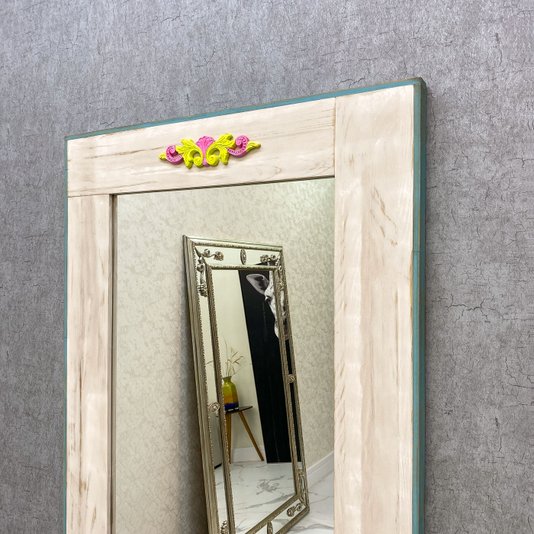Espelho Decorativo Rústico com Moldura na Cor Creme e Aplique Colorido