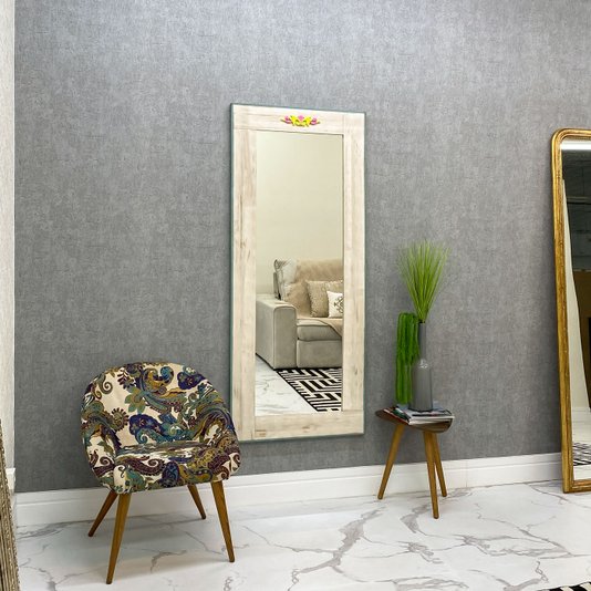 Espelho Decorativo Rústico com Moldura na Cor Creme e Aplique Colorido