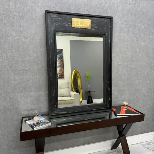 Espelho Decorativo Rústico com Moldura na Cor Preta e Aplique na Cor Dourada