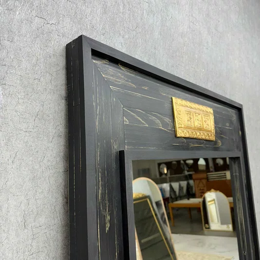 Espelho Decorativo Rústico com Moldura na Cor Preta e Aplique na Cor Dourada