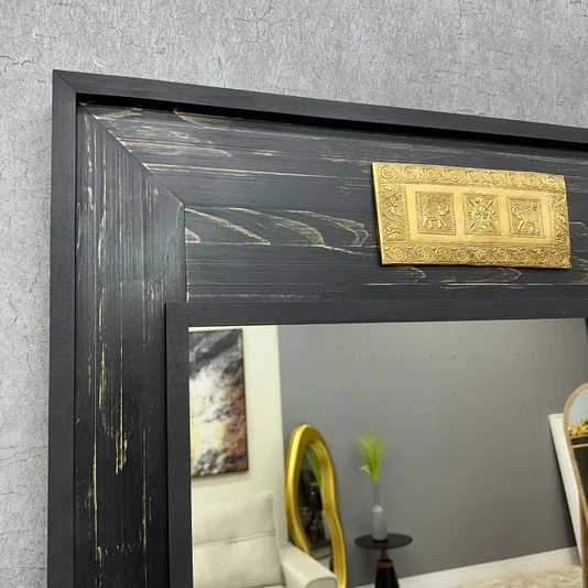 Espelho Decorativo Rústico com Moldura na Cor Preta e Aplique na Cor Dourada