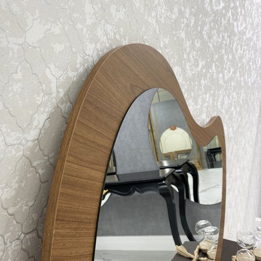 Espelho em Base de MDF Amadeirada Estilo Moderno e Formato Orgânico