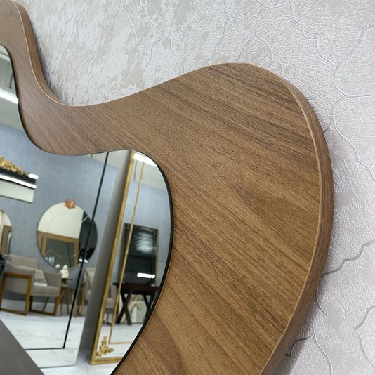 Espelho em Base de MDF Amadeirada Estilo Moderno e Formato Orgânico