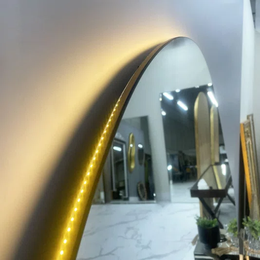 Espelho Infinity Orgânico de Chão Moderno com Borda Infinita e LED Embutido