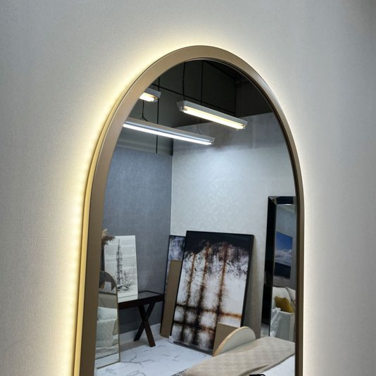 Espelho LED Retangular Arredondado com Moldura Dourada: Elegância e Estilo para o seu Ambiente