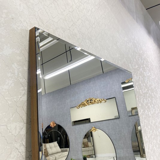 Espelho Moderno com Bisotê e Borda Amadeirada: Elegância e Praticidade seu Ambiente