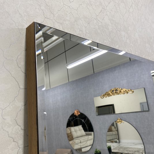 Espelho Moderno com Bisotê e Borda Amadeirada: Elegância e Praticidade seu Ambiente